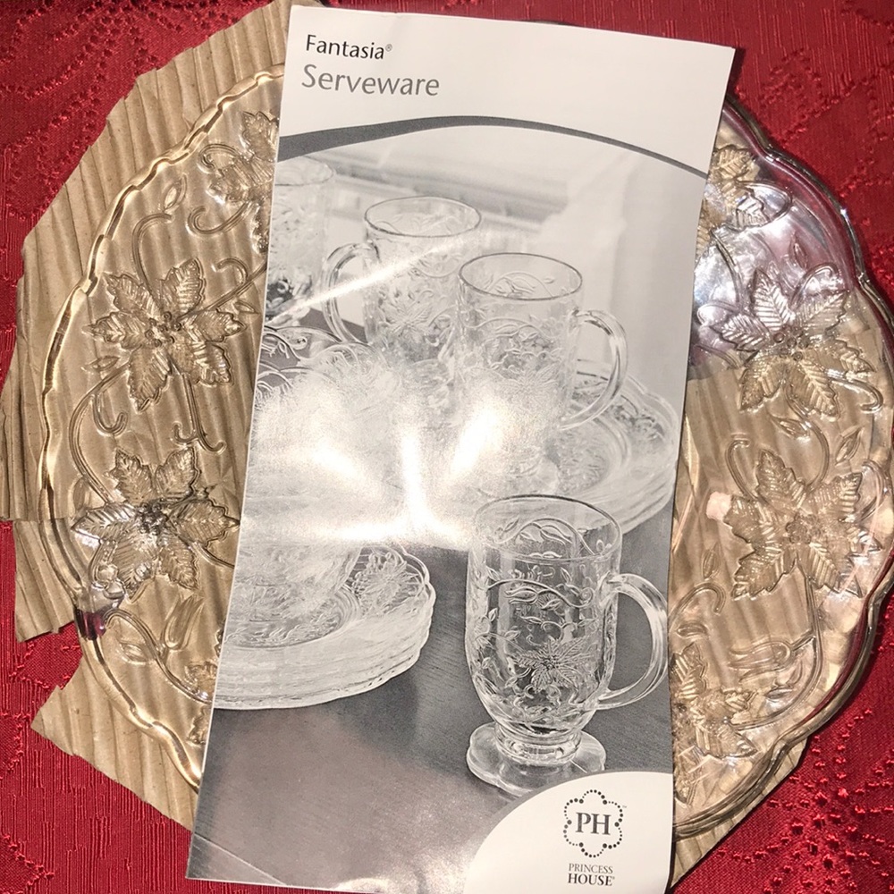 - New Fantasia Scalloped Luncheons/Dessert Plates(4)